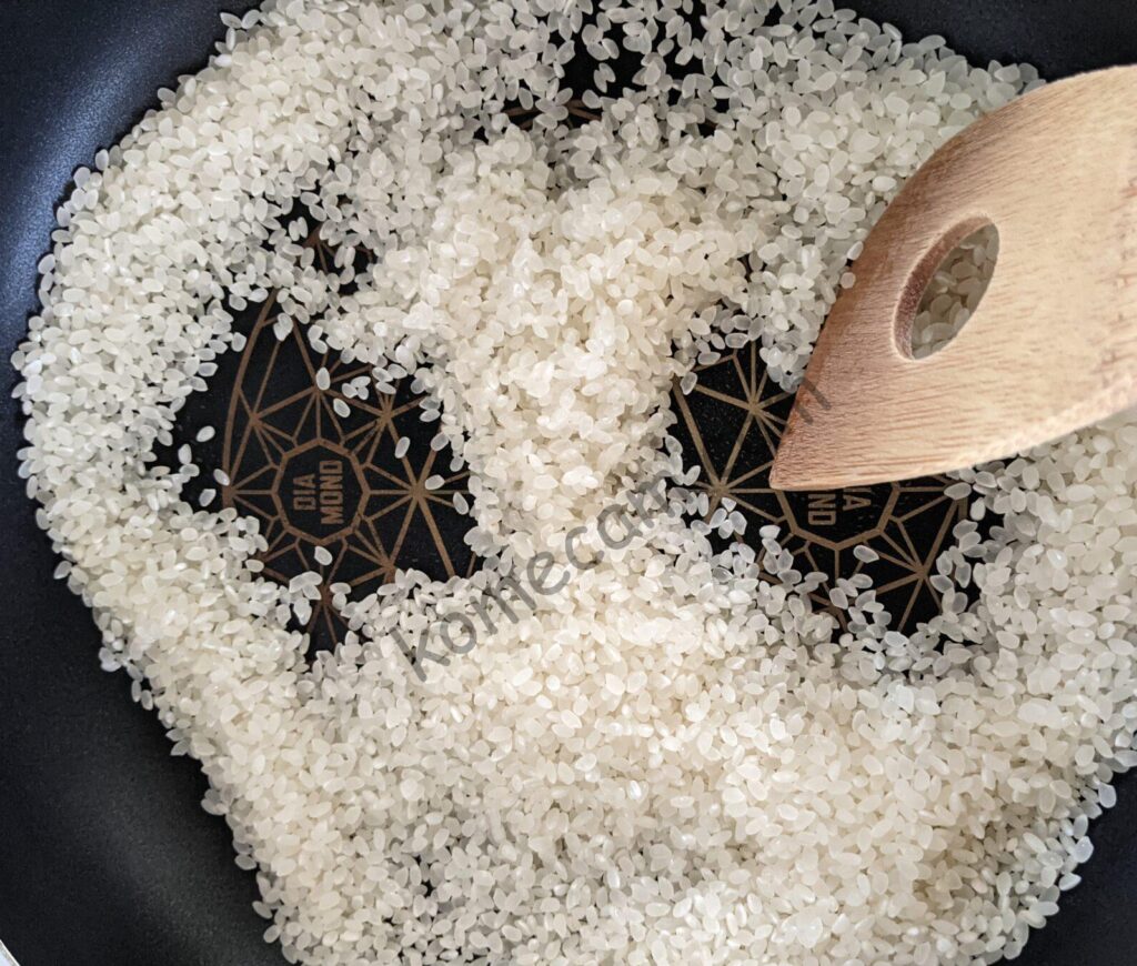 フライパンで米を炒める