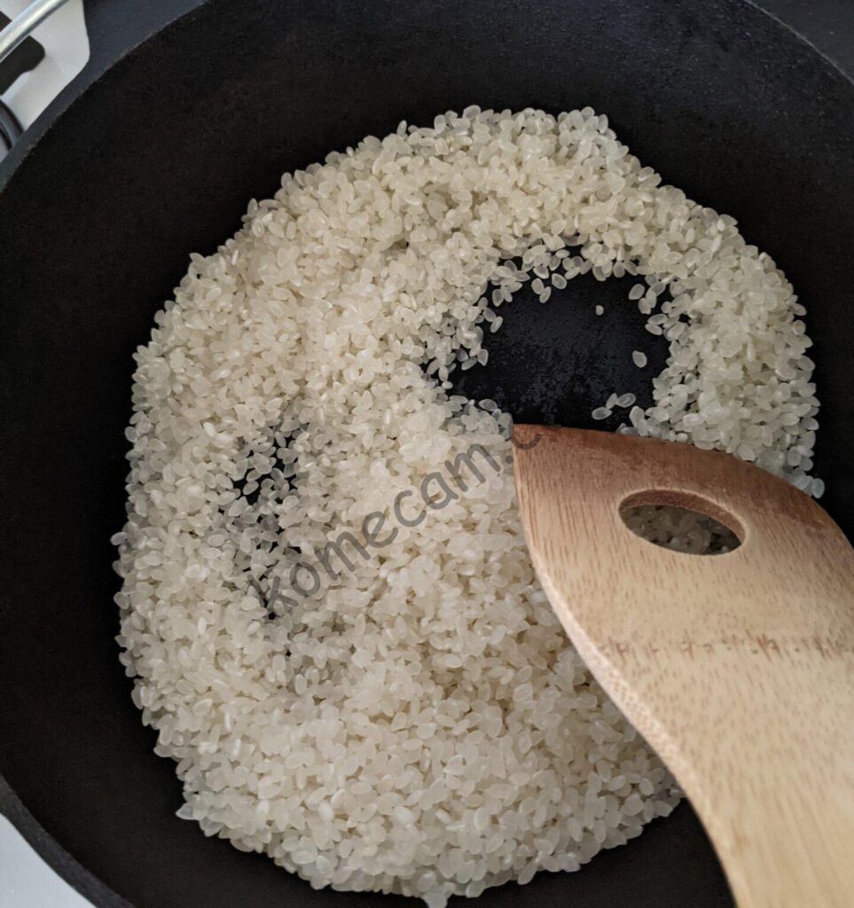 ダッチオーブンで米を炒める