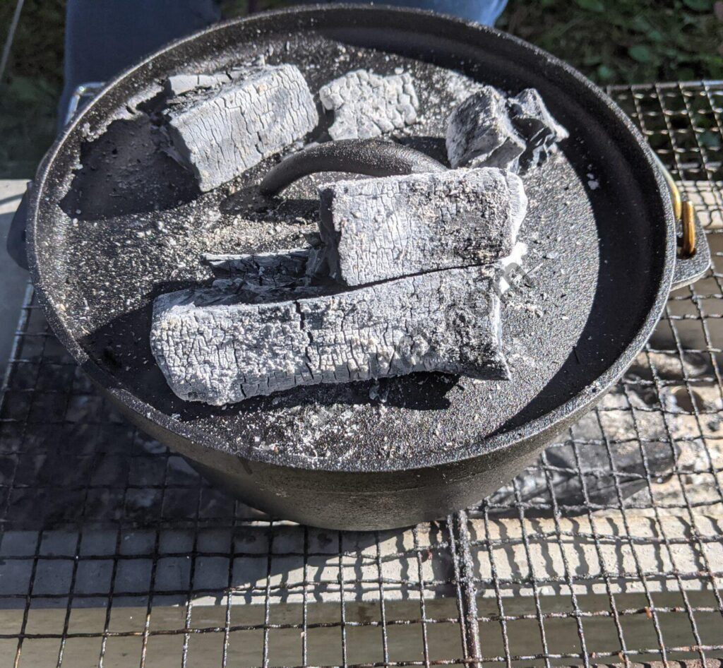 ニトリのダッチオーブンをの蓋の上に炭を置く