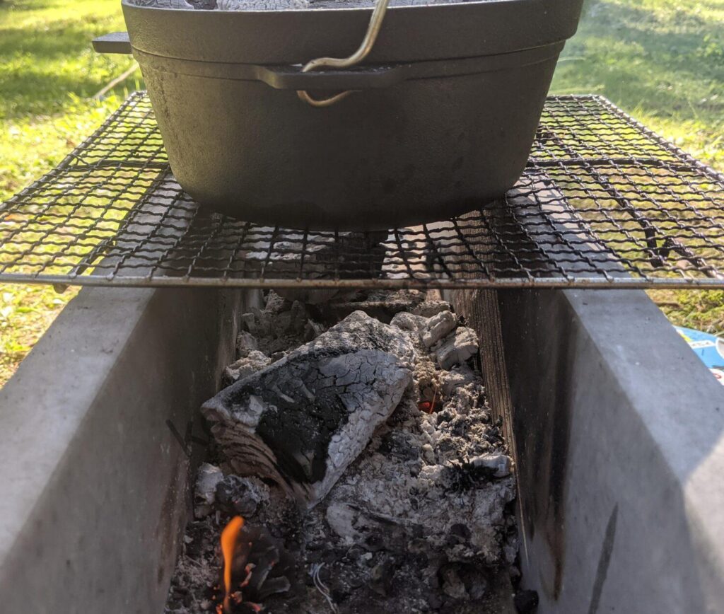 ニトリのダッチオーブンを炭火にかける