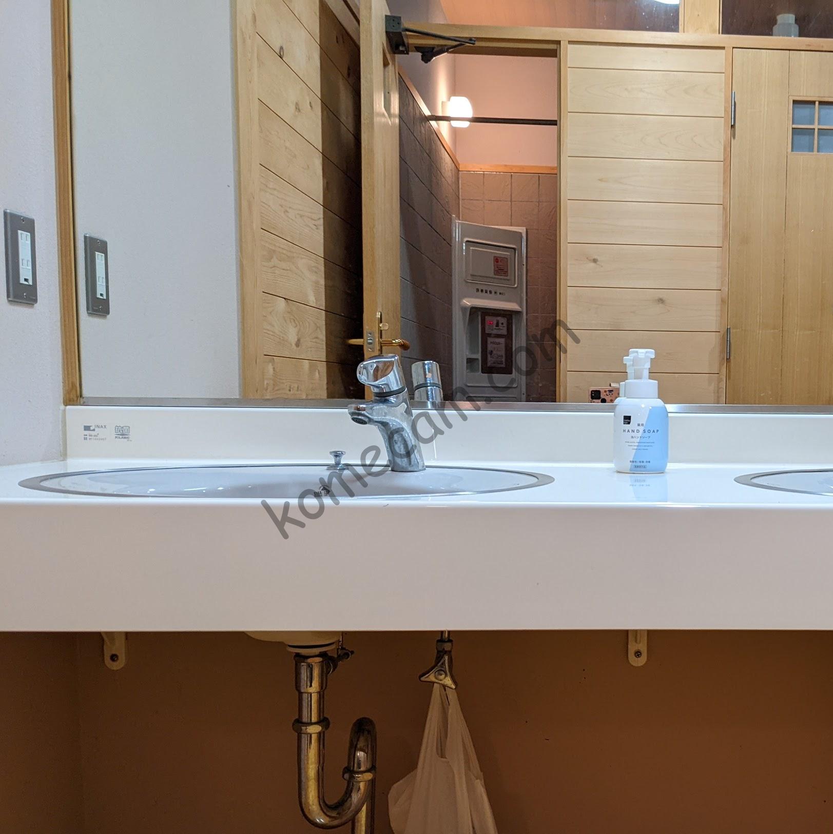 大島河原河川公園オートキャンプ場のシャワー室の洗面台